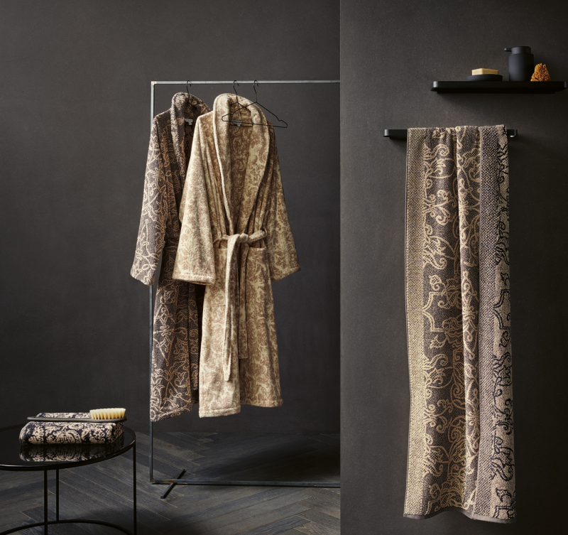 Damen und Herren Bademantel Mariage aus Frottier mit dekorativem, ornamentalem Muster in natürlichen Beige- und Brauntönen, gefertigt aus Leinen und Baumwolle – edler Wohlfühlmantel von Leitner Leinen bei Rivera Interiors.