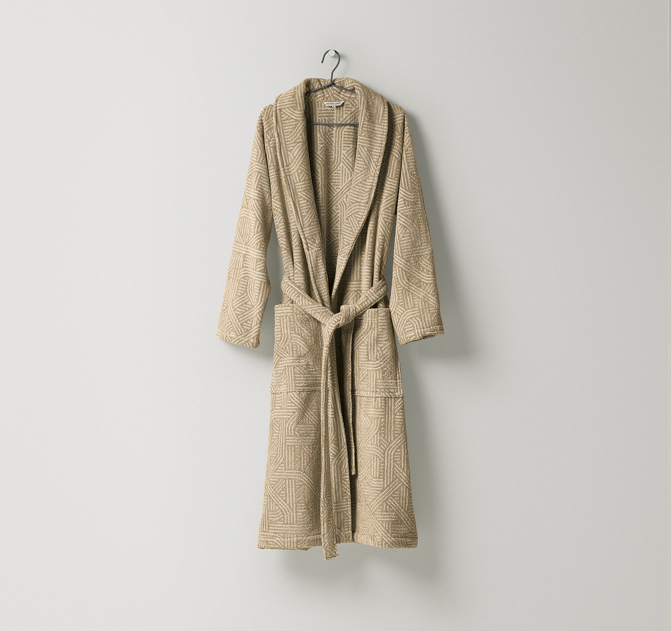 Zweifarbiger Jacquard-Bademantel Confusion für Damen und Herren begeistert mit seinem grafischen Muster in Elfenbein und Beige aus Leinen und Baumwolle von Leitner Leinen, erhältlich bei Rivera Interiors