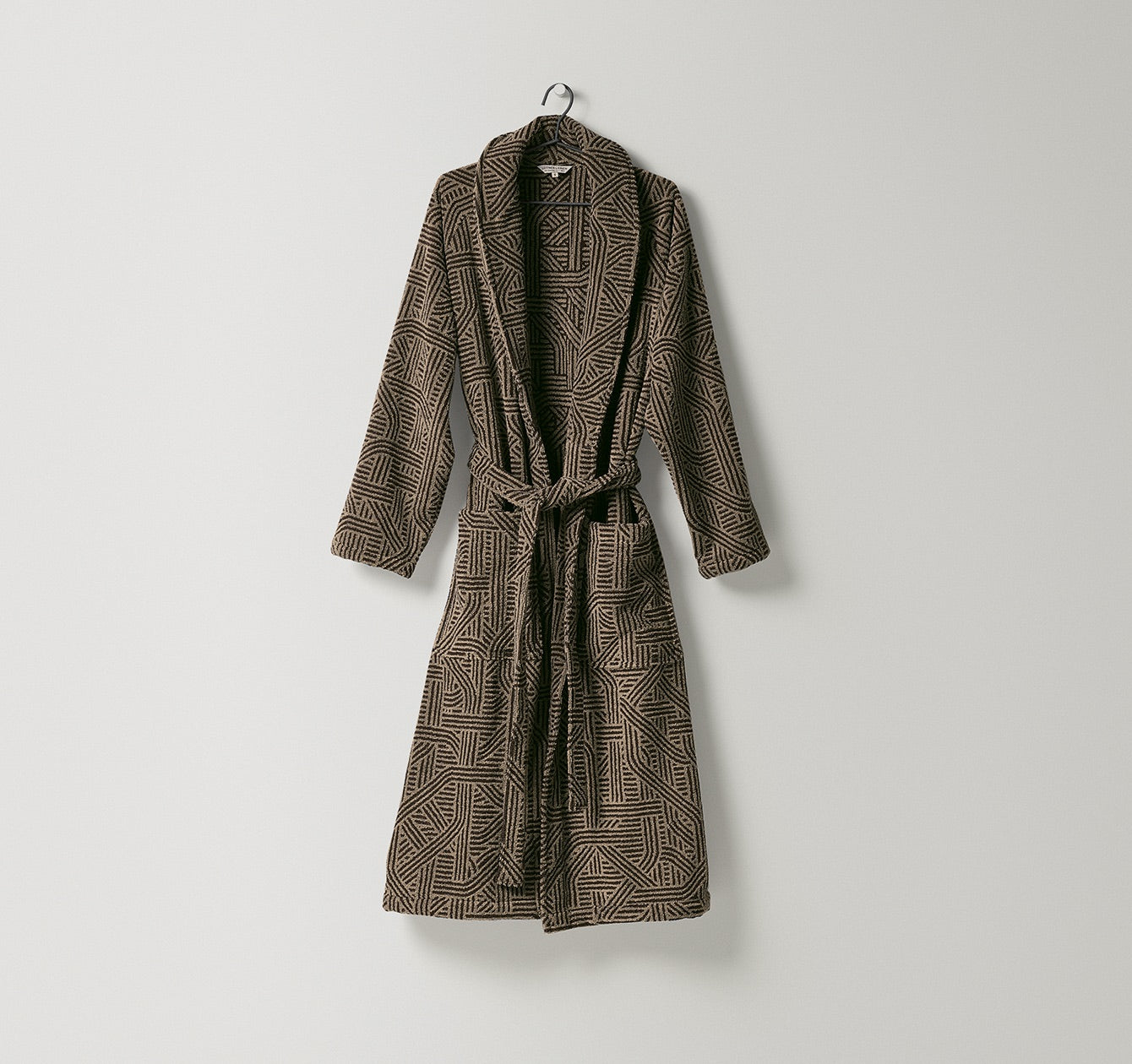 Zweifarbiger Jacquard-Bademantel für Damen und Herren mit grafischem Muster in Sand und Anthrazit, aus Leinen-Baumwoll-Frottier von Leitner Leinen, erhältlich bei Rivera Interiors