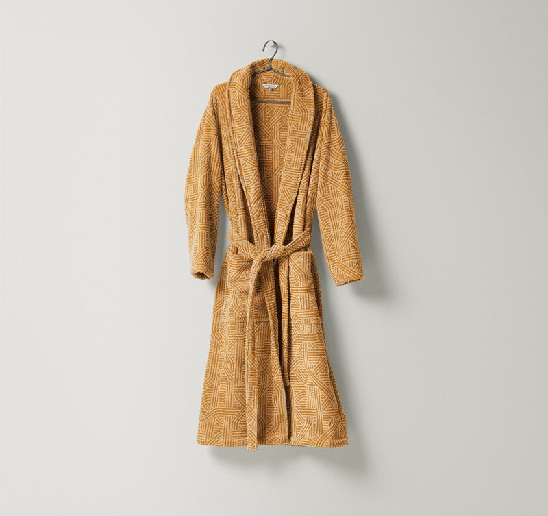 Zweifarbige Jacquard Damen und Herren Bademantel Confusion begeistert mit seinem grafischen Muster in Sand- honi-gold-orsnge-gelb aus Leinen und Baumwolle von Leitner Leinen, erhältlich bei Rivera Interiors