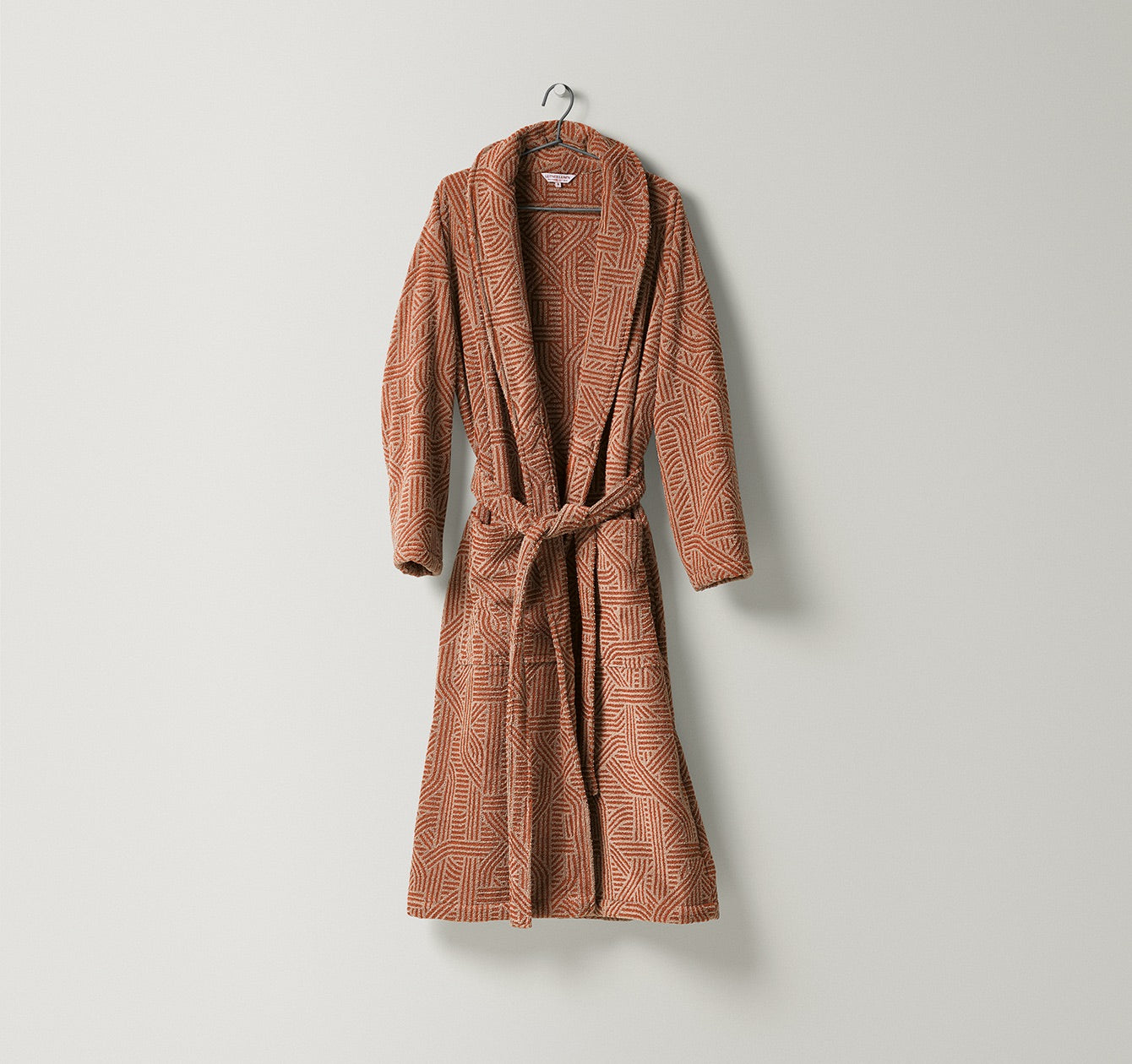 Zweifarbige Jacquard Damen und Herren Bademantel Confusion begeistert mit seinem grafischen Muster in sand & rost rot aus Leinen und Baumwolle von Leitner Leinen, erhältlich bei Rivera Interiors