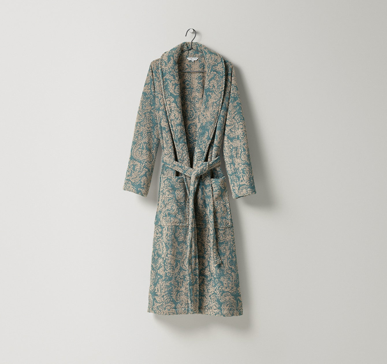 Zweifarbiger Jacquard-Bademantel Friuli für Damen und Herren in Sand und Graugrün mit Barockmuster aus Leinen-Baumwoll-Frottier in Elfenbeinfarbe, Modell Friuli, optional mit Kapuze