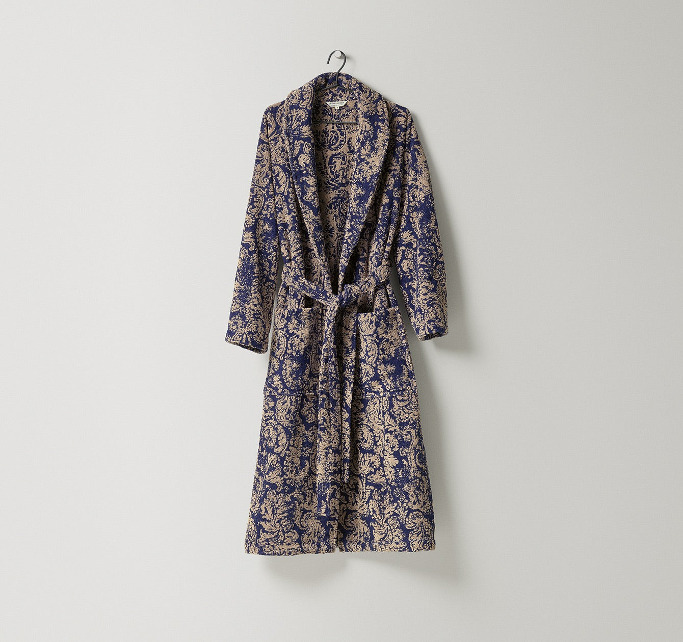 Zweifarbiger Jacquard-Bademantel Friuli für Damen und Herren in Sand und Marineblau mit Barockmuster aus Leinen-Baumwoll-Frottier in Elfenbeinfarbe, Modell Friuli, optional mit Kapuze