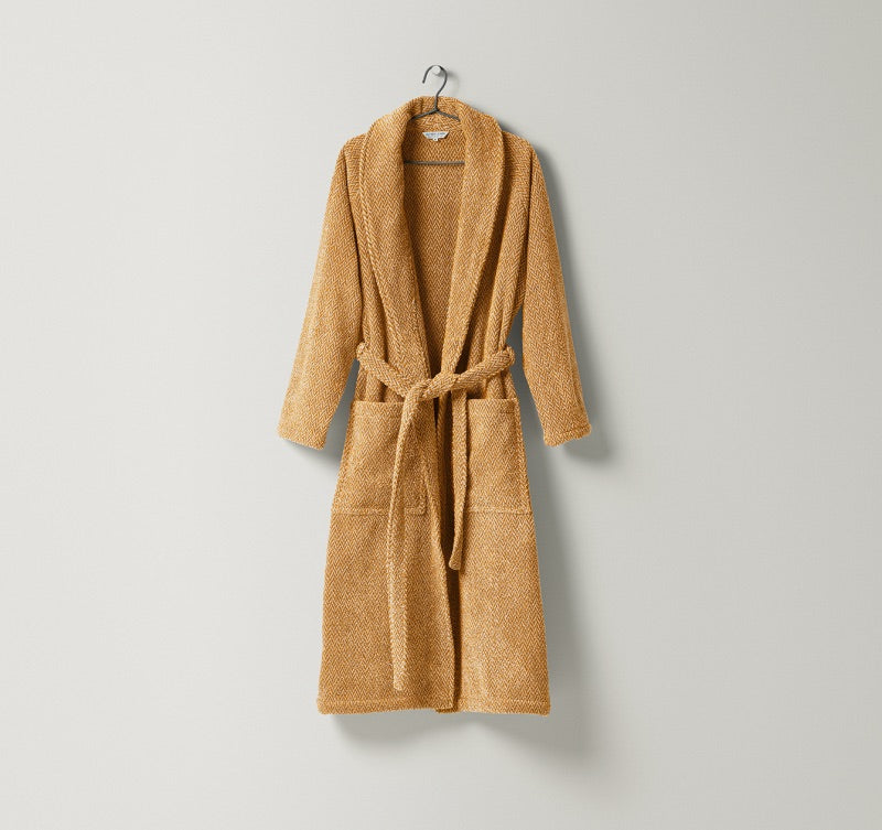 Bademantel Inverness in Sand-Honiggelb Farbe aus Frottier mit edlem Fischgrät-Muster in Naturtönen, gefertigt aus Leinen und feiner Baumwolle,ein zeitloser Klassiker von Leitner Leinen bei Rivera Interiors.