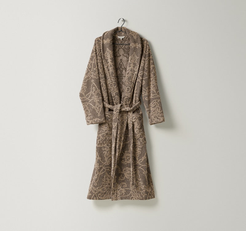 Bademantel Mariage aus Frottier mit dekorativem, ornamentalem Muster in natürlichen Beige- und Hellbrauntönen, gefertigt aus Leinen und Baumwolle – edler Wohlfühlmantel von Leitner Leinen bei Rivera Interiors.