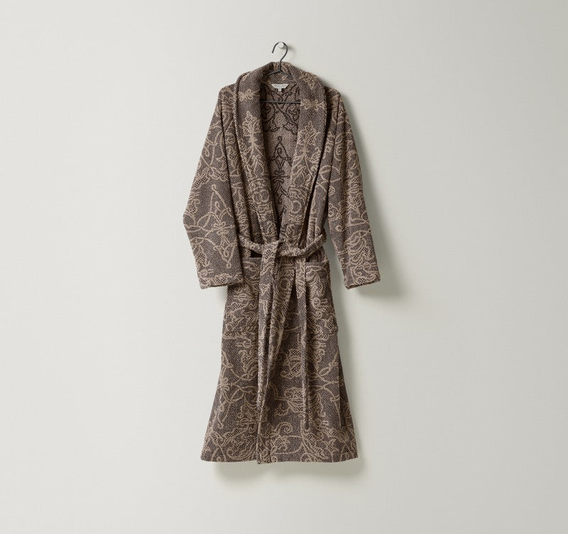 Bademantel Mariage aus Frottier mit dekorativem, ornamentalem Muster in natürlichen Beige- und Dunkelbrauntönen, gefertigt aus Leinen und Baumwolle – edler Wohlfühlmantel von Leitner Leinen bei Rivera Interiors.