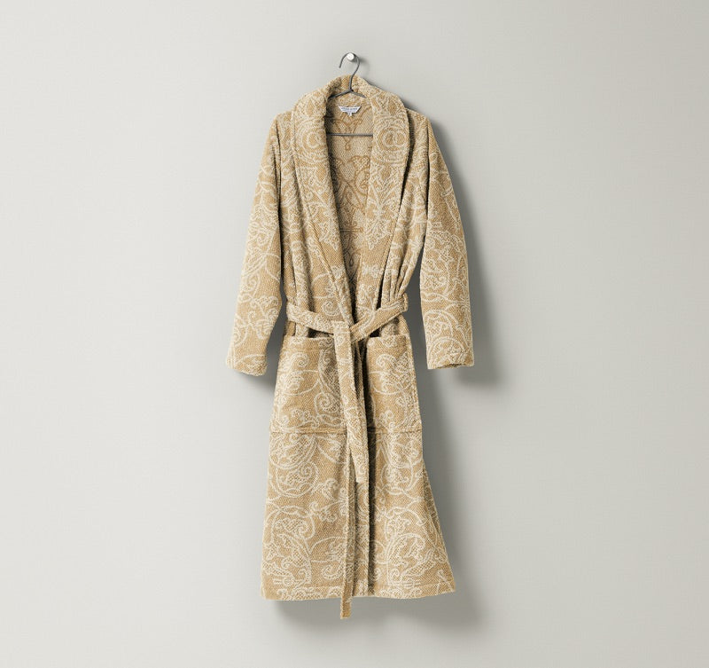 Bademantel Mariage aus Frottier mit dekorativem, ornamentalem Muster in natürlichen Beige- und Cremetönen, gefertigt aus Leinen und Baumwolle – edler Wohlfühlmantel von Leitner Leinen bei Rivera Interiors.