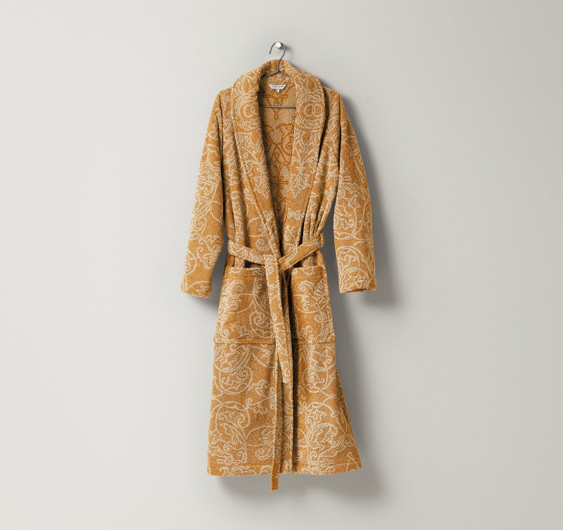 Bademantel Mariage in Sand und Honiggelb aus Frottier mit dekorativem, ornamentalem Muster, gefertigt aus Leinen und Baumwolle, edler Wohlfühlmantel von Leitner Leinen bei Rivera Interiors.