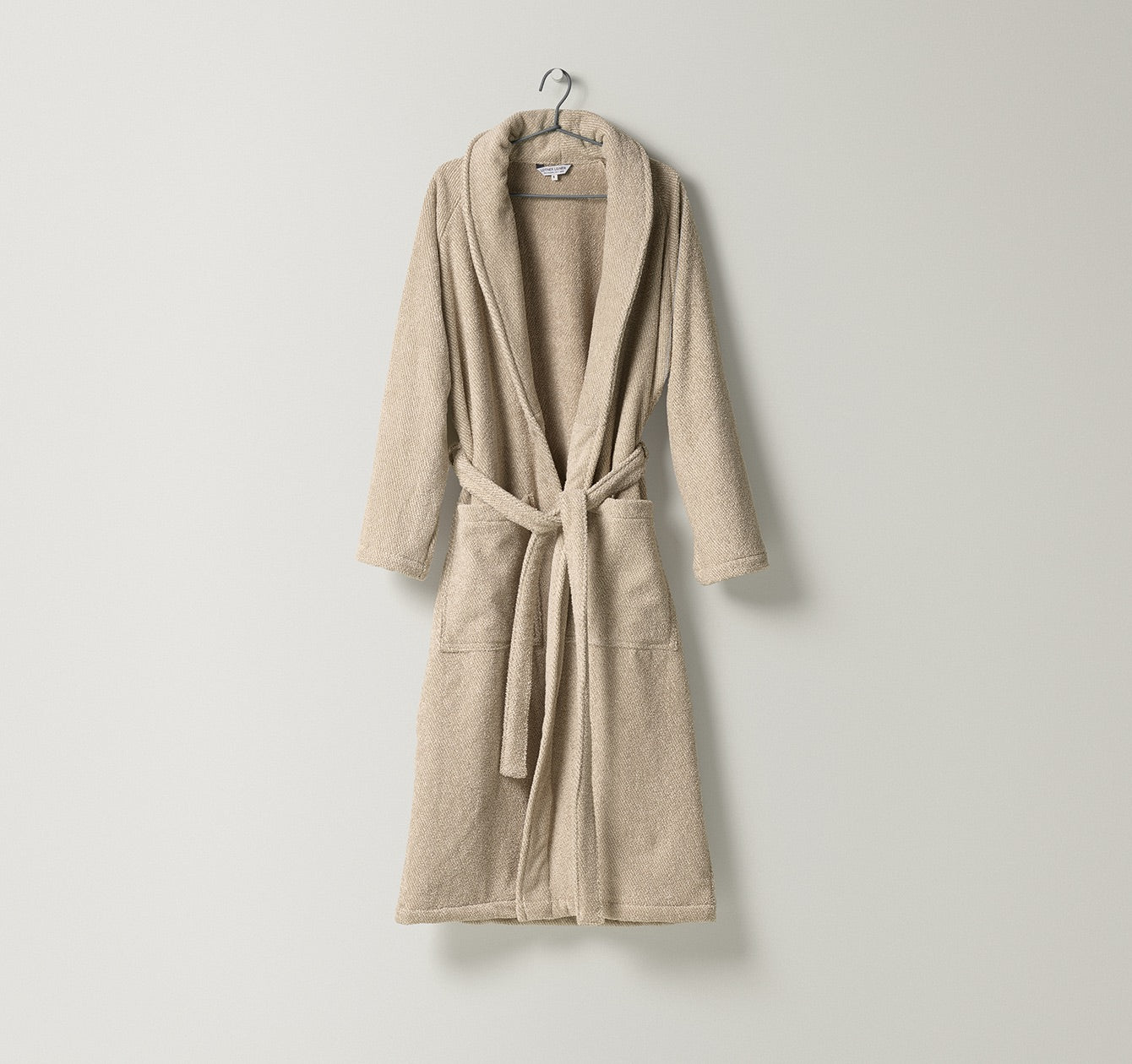 Unisex-Bademantel Uni aus Frottier mit natürlicher Struktur und zweifarbigem Gewebe in warmem Sand und Graugrün gefertigt aus Leinen und Baumwolle, erhältlich bei Rivera Interiors.