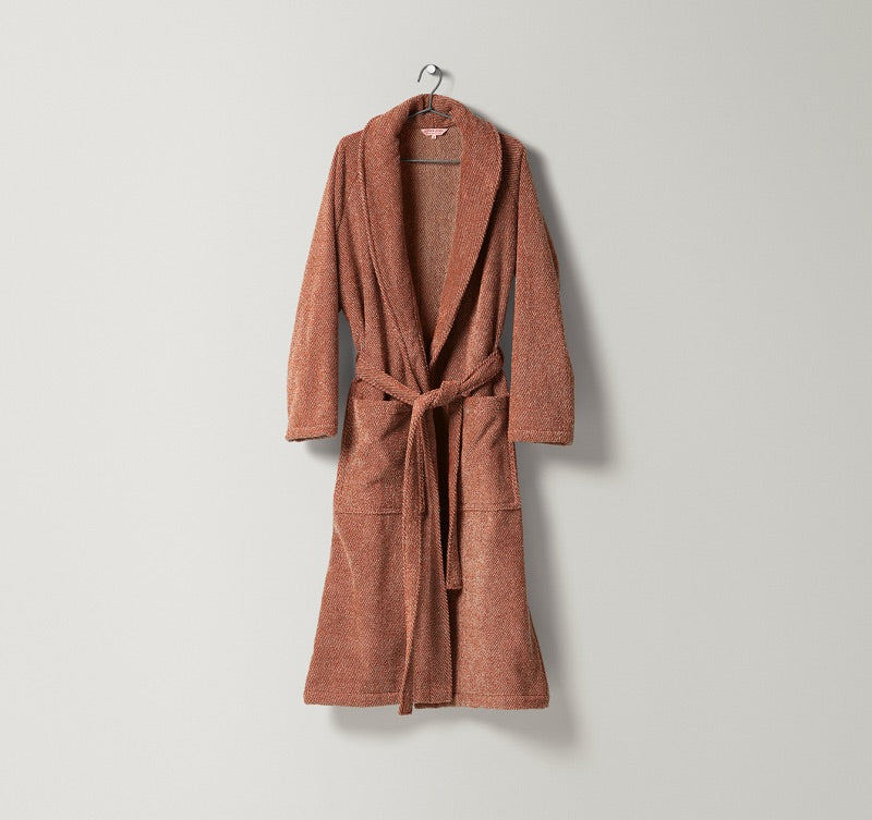 Unisex-Bademantel Uni aus Frottier mit natürlicher Struktur und zweifarbigem Gewebe in warmem Sand und Rostrot gefertigt aus Leinen und Baumwolle, erhältlich bei Rivera Interiors.