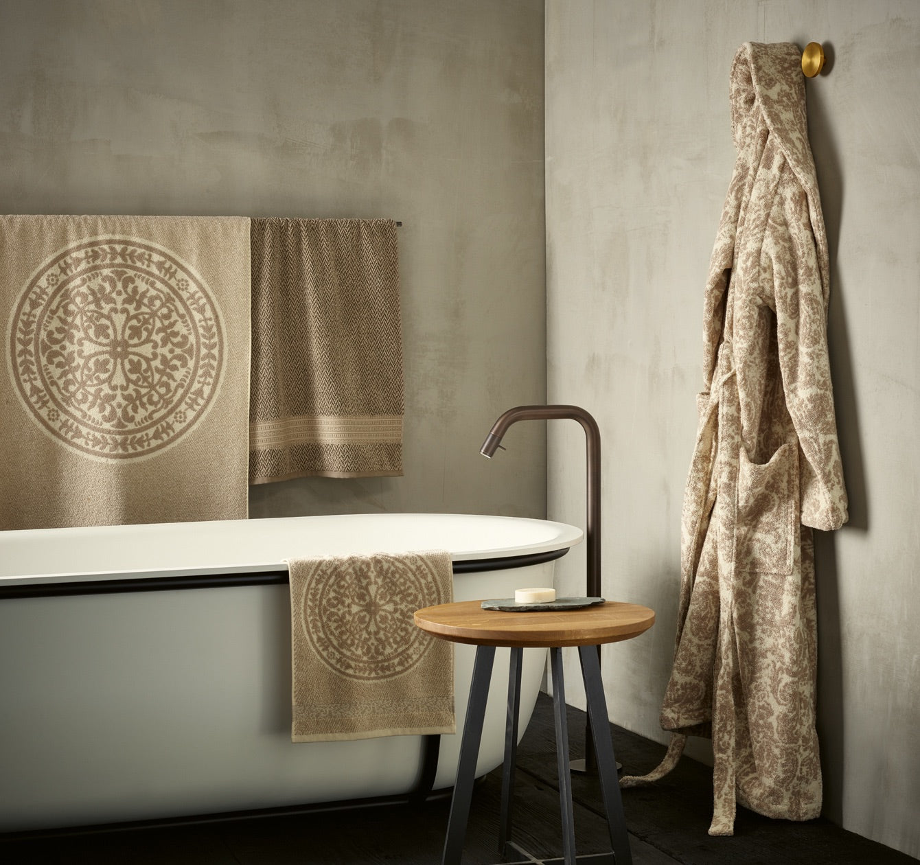 Hochwertiger Frottier-Bademantel aus der Badtextil-Kollektion von Leitner Leinen, erhältlich bei Rivera Interiors.