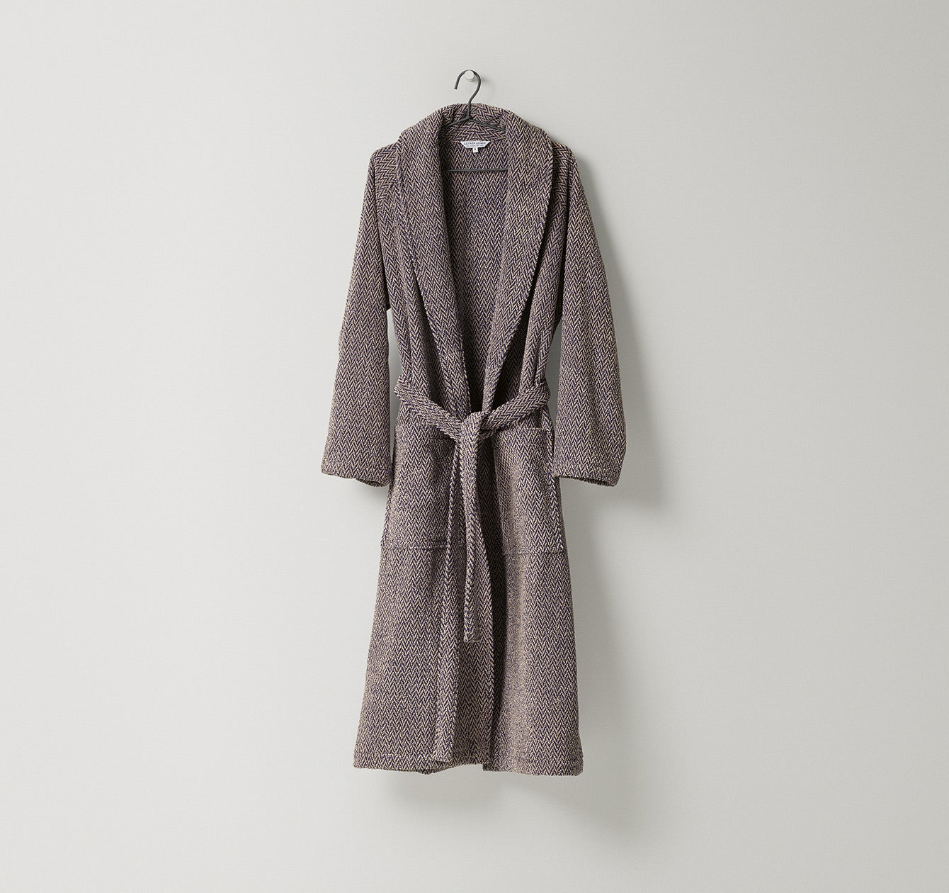 Bademantel Inverness in Sand-Marineblau Farbe aus Frottier mit edlem Fischgrät-Muster in Naturtönen, gefertigt aus Leinen und feiner Baumwolle,ein zeitloser Klassiker von Leitner Leinen bei Rivera Interiors.