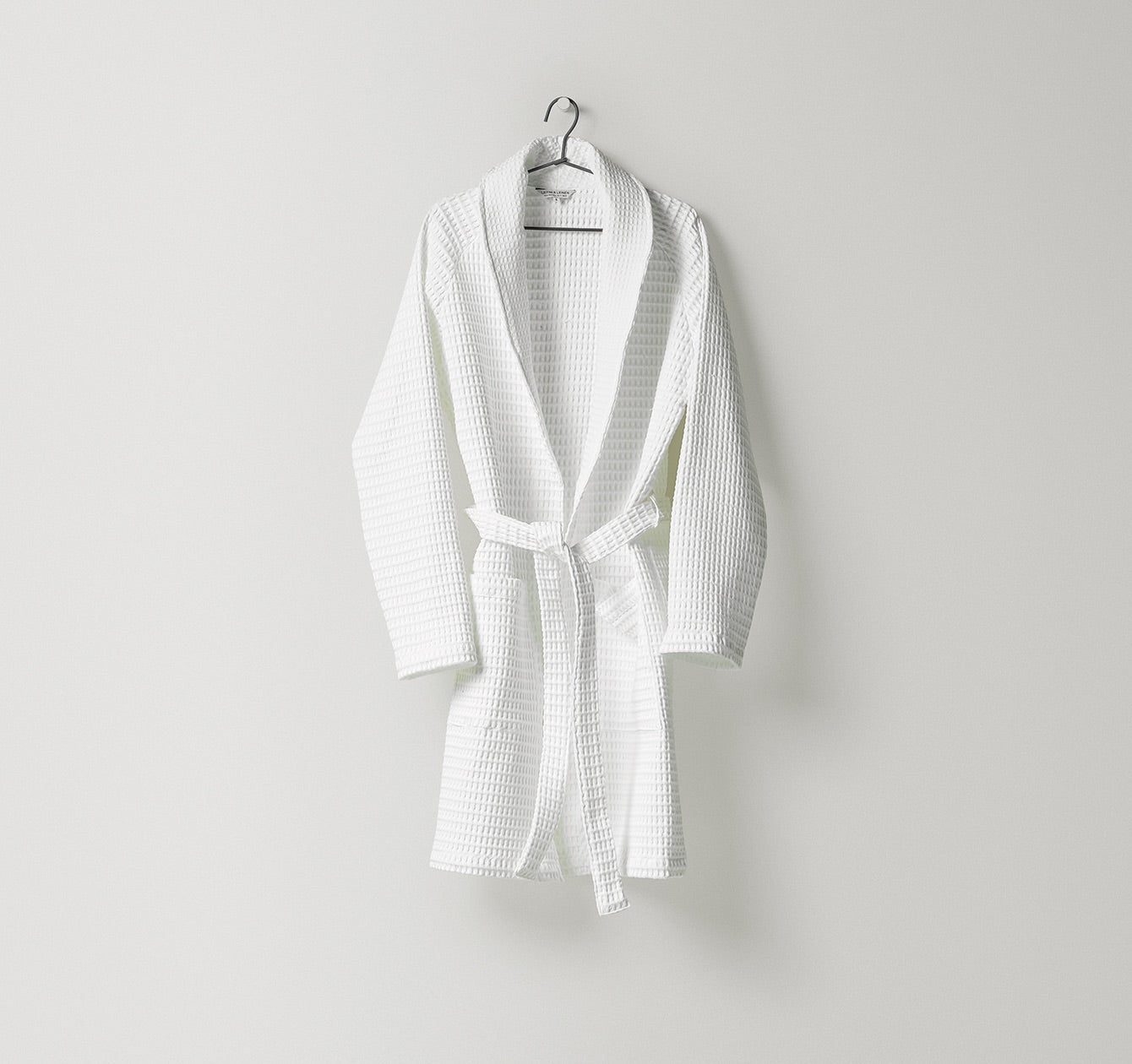 Unisex-Bademantel aus Baumwoll-Piqué mit Waffelstruktur in Weiss – erhältlich in leichter oder schwerer Qualität, von Leitner Leinen bei Rivera Interiors.
📸 Bildname-Vorschlag: