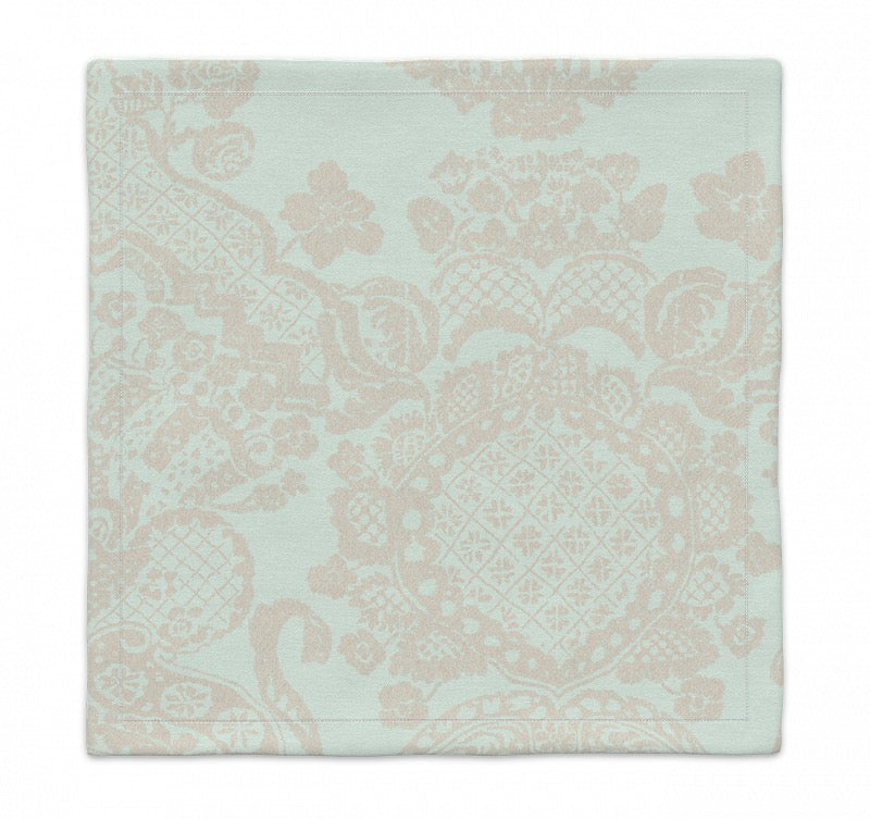 Serviette Imperial aus reinem Leinen in Mint. Detailreiches Jacquardmuster mit barocken Elementen. Handgefertigt aus hochwertigen Stoffen.