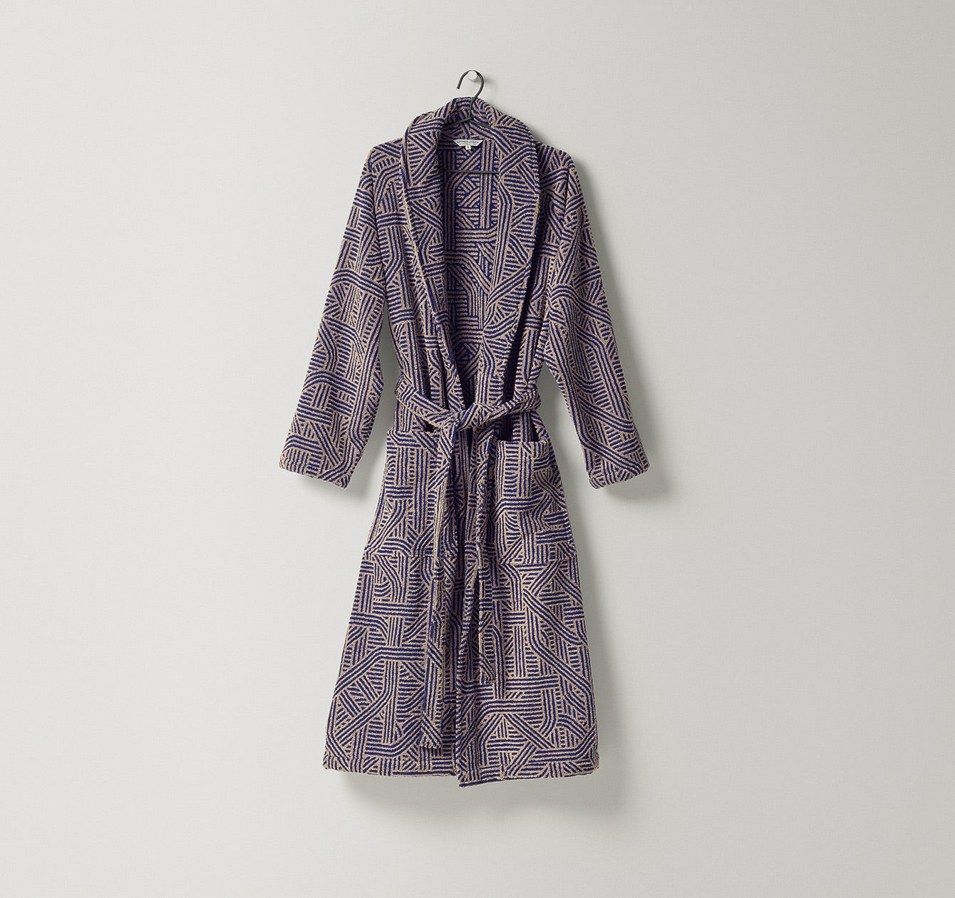 Zweifarbiger Jacquard-Bademantel Confusion für Damen und Herren begeistert mit seinem grafischen Muster in Sand und Marineblau aus Leinen und Baumwolle von Leitner Leinen, erhältlich bei Rivera Interiorsau