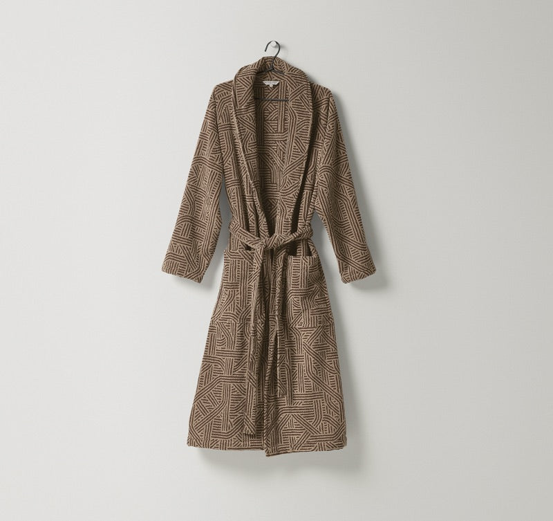 Zweifarbiger Jacquard-Bademantel Confusion für Damen und Herren begeistert mit seinem grafischen Muster in Sand und Braun aus Leinen und Baumwolle von Leitner Leinen, erhältlich bei Rivera Interiors.