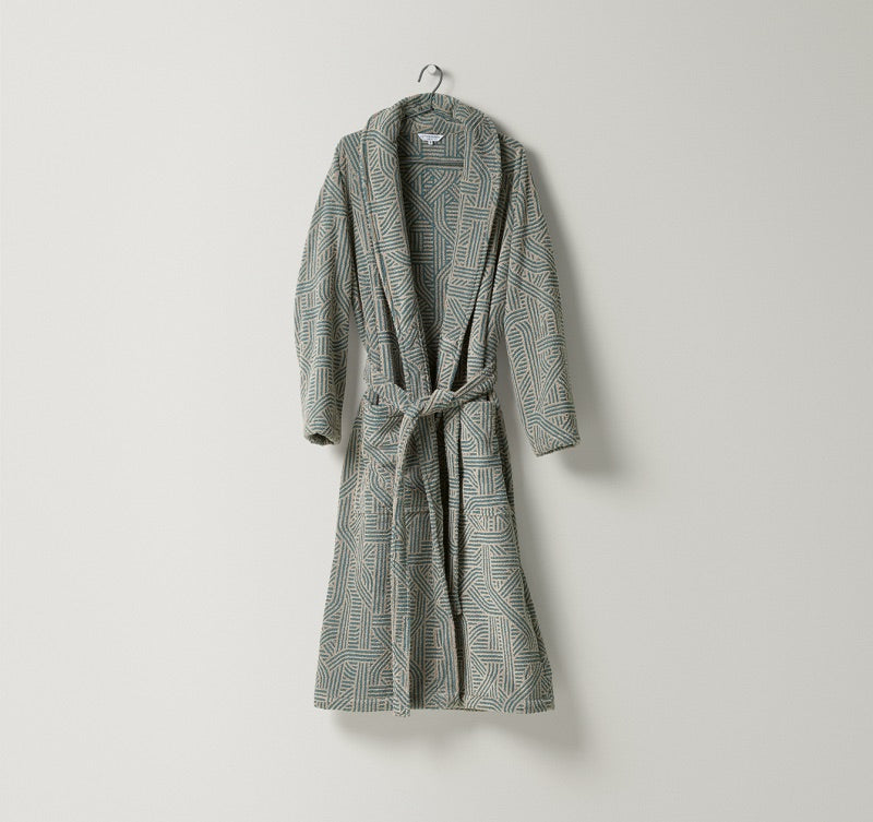 Zweifarbiger Jacquard-Bademantel Confusion für Damen und Herren begeistert mit seinem grafischen Muster in Sand und graugrün aus Leinen und Baumwolle von Leitner Leinen, erhältlich bei Rivera Interiorsn