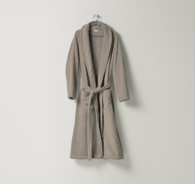 Zweifarbiger Jacquard-Bademantel Confusion für Damen und Herren begeistert mit seinem grafischen Muster in Sand und Graublau aus Leinen und Baumwolle von Leitner Leinen, erhältlich bei Rivera Interiors 