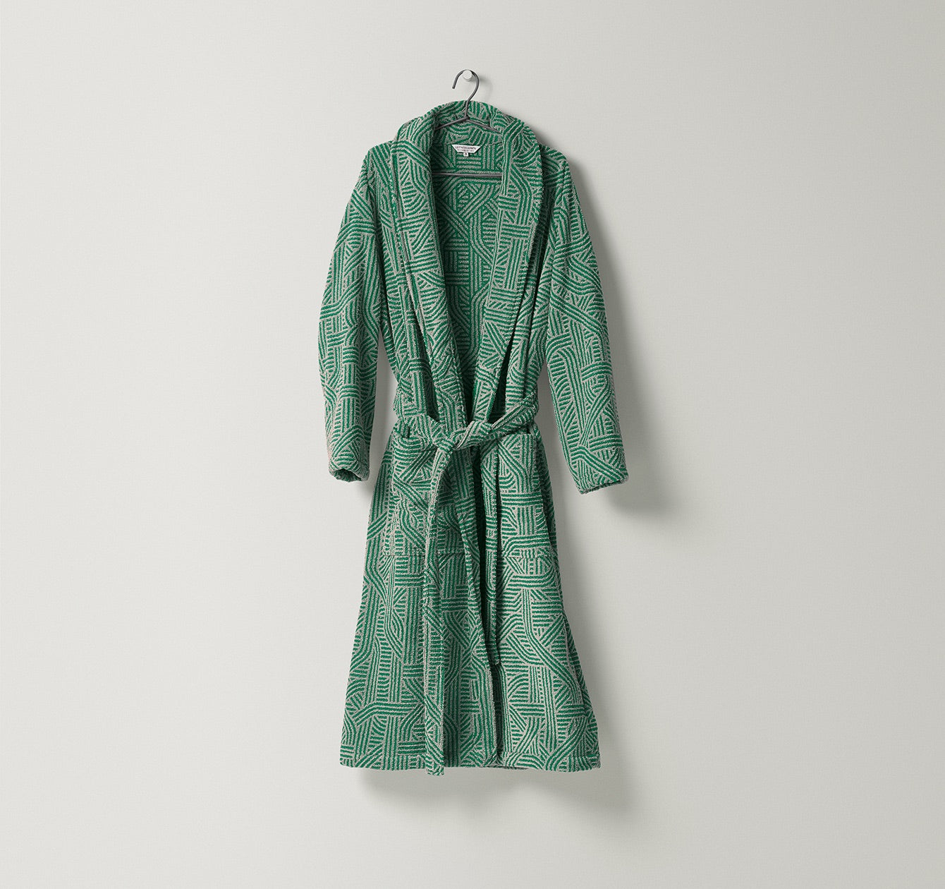 Zweifarbiger Jacquard-Bademantel Confusion für Damen und Herren begeistert mit seinem grafischen Muster in Sand und Grün aus Leinen und Baumwolle von Leitner Leinen, erhältlich bei Rivera Interiors