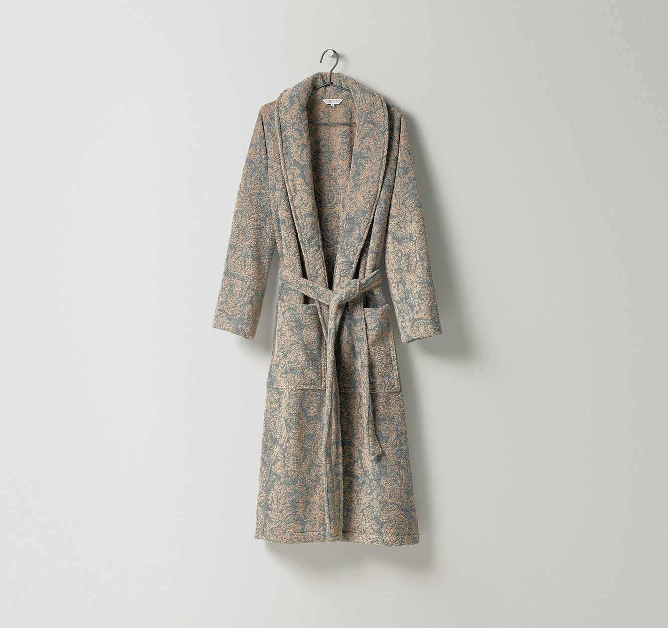 Zweifarbiger Jacquard-Bademantel Friuli für Damen und Herren in Sand und Graublau mit Barockmuster aus Leinen-Baumwoll-Frottier in Elfenbeinfarbe, Modell Friuli, optional mit Kapuze.

