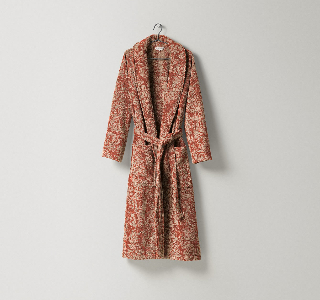 Zweifarbiger Jacquard-Bademantel Friuli für Damen und Herren in Sand und Rostrot mit Barockmuster aus Leinen-Baumwoll-Frottier in Elfenbeinfarbe, Modell Friuli, optional mit Kapuze

