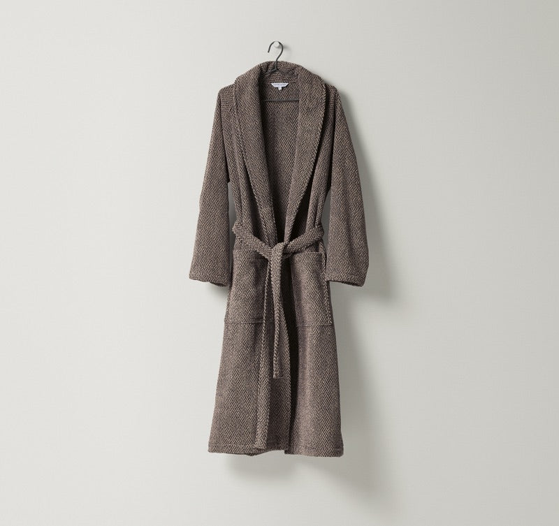 Bademantel Inverness in Sand-Anthrazit Farbe aus Frottier mit edlem Fischgrät-Muster in Naturtönen, gefertigt aus Leinen und feiner Baumwolle,ein zeitloser Klassiker von Leitner Leinen bei Rivera Interiors.

