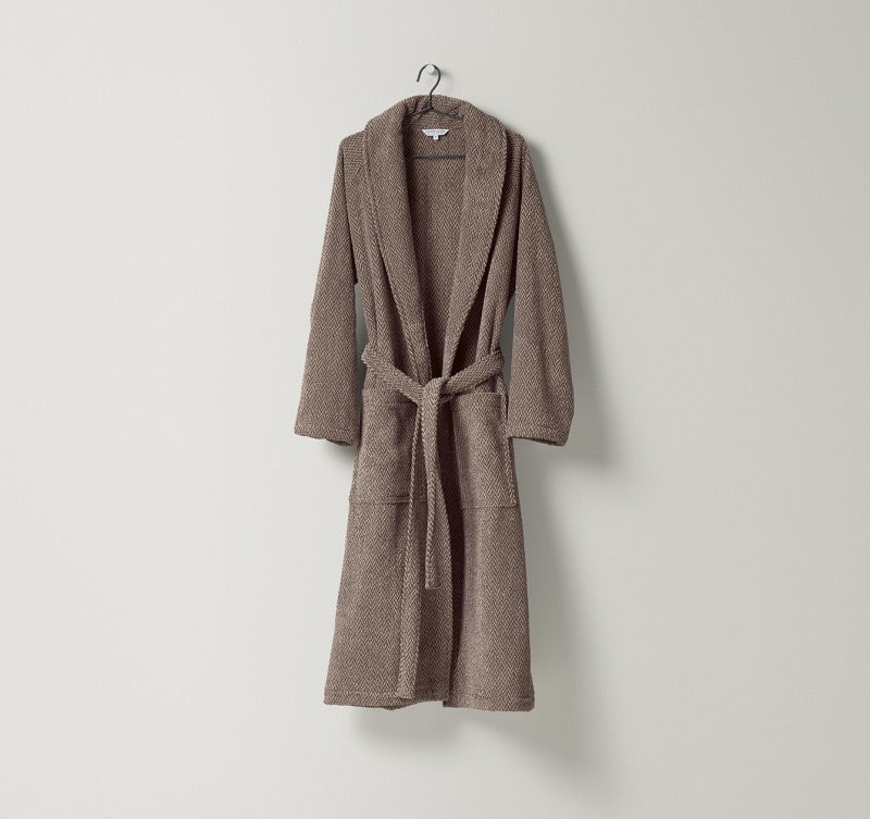 Bademantel Inverness in Sand-Braun Farbe aus Frottier mit edlem Fischgrät-Muster in Naturtönen, gefertigt aus Leinen und feiner Baumwolle,ein zeitloser Klassiker von Leitner Leinen bei Rivera Interiors.

