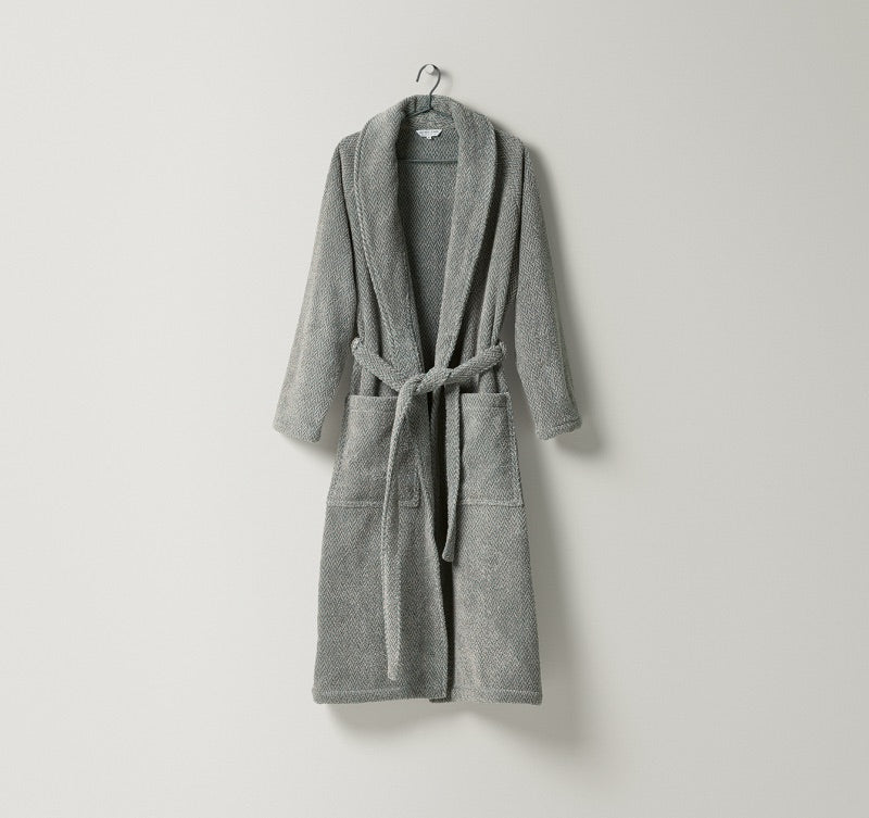 Bademantel Inverness in Sand-Graugrün Farbe aus Frottier mit edlem Fischgrät-Muster in Naturtönen, gefertigt aus Leinen und feiner Baumwolle,ein zeitloser Klassiker von Leitner Leinen bei Rivera Interiors.

