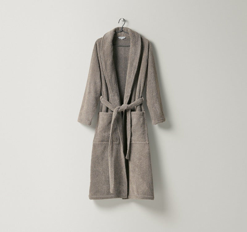 Bademantel Inverness in Sand-Hellgrau Farbe aus Frottier mit edlem Fischgrät-Muster in Naturtönen, gefertigt aus Leinen und feiner Baumwolle,ein zeitloser Klassiker von Leitner Leinen bei Rivera Interiors.

