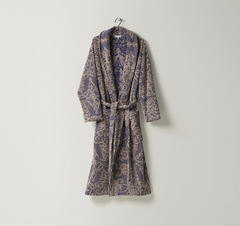 Bademantel Mariage in Sand und B aus Frottier mit dekorativem, ornamentalem Muster in natürlichen Beige- und Marineblau, gefertigt aus Leinen und Baumwolle, edler Wohlfühlmantel von Leitner Leinen bei Rivera Interiors.