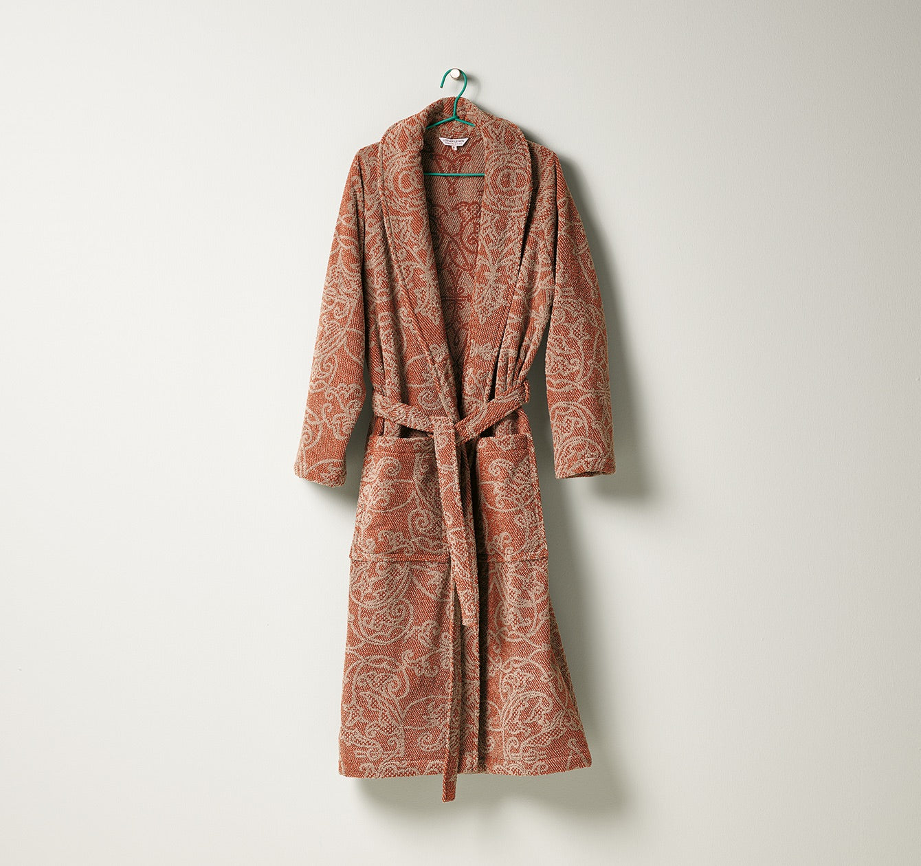 Bademantel Mariage in Sand und Rostrot aus Frottier mit dekorativem, ornamentalem Muster, gefertigt aus Leinen und Baumwolle, edler Wohlfühlmantel von Leitner Leinen bei Rivera Interiors.