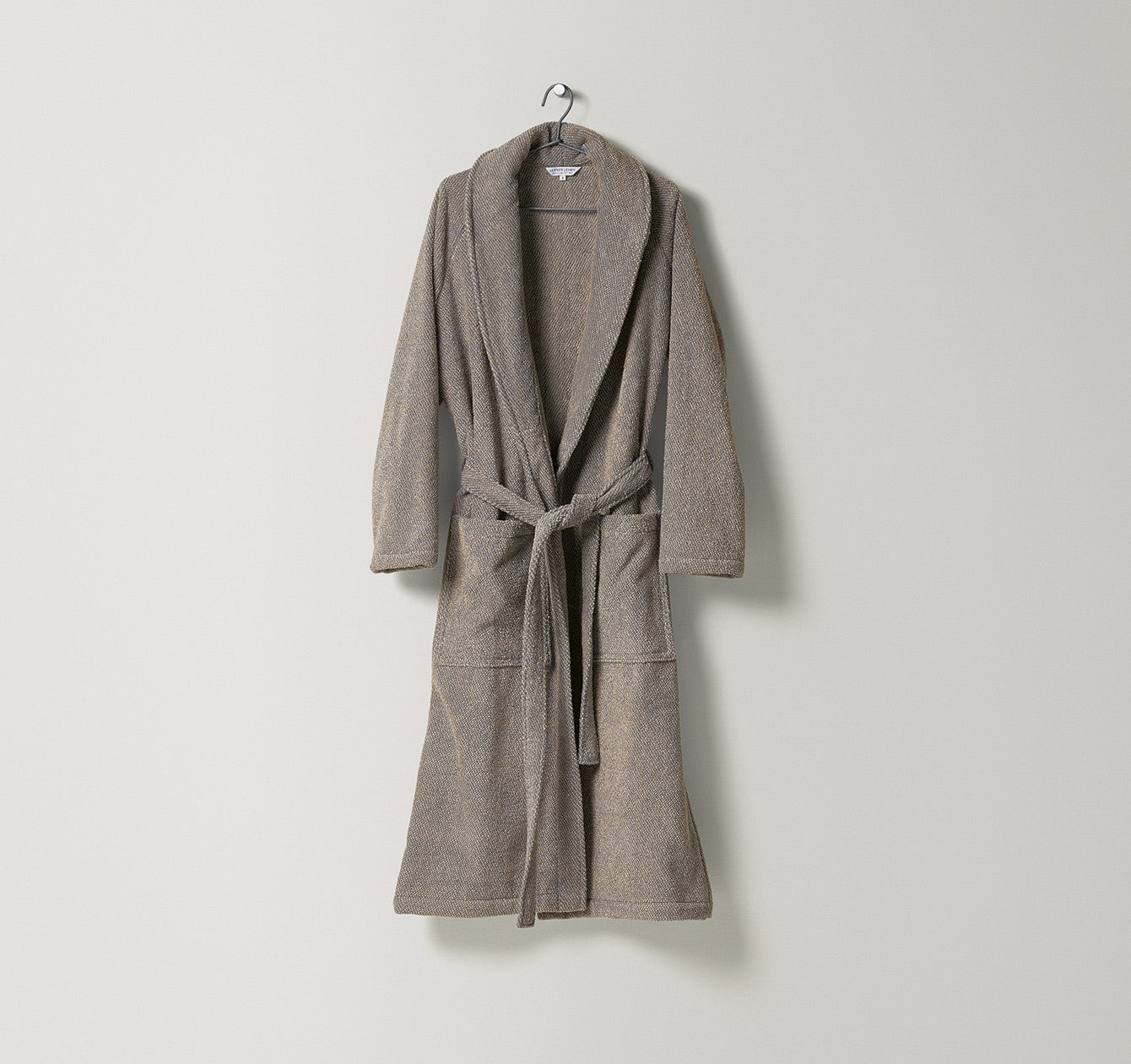 Unisex-Bademantel Uni aus Frottier mit natürlicher Struktur und zweifarbigem Gewebe in warmem Sand und Grau gefertigt aus Leinen und Baumwolle, erhältlich bei Rivera Interiors.
