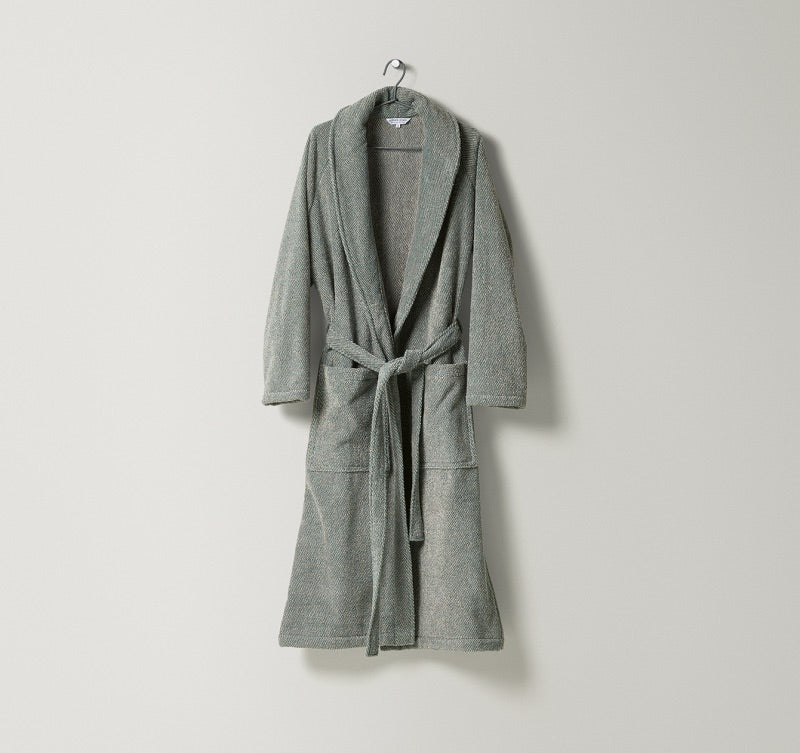 Unisex-Bademantel Uni aus Frottier mit natürlicher Struktur und zweifarbigem Gewebe in warmem Sand und Graugrün gefertigt aus Leinen und Baumwolle, erhältlich bei Rivera Interiors.