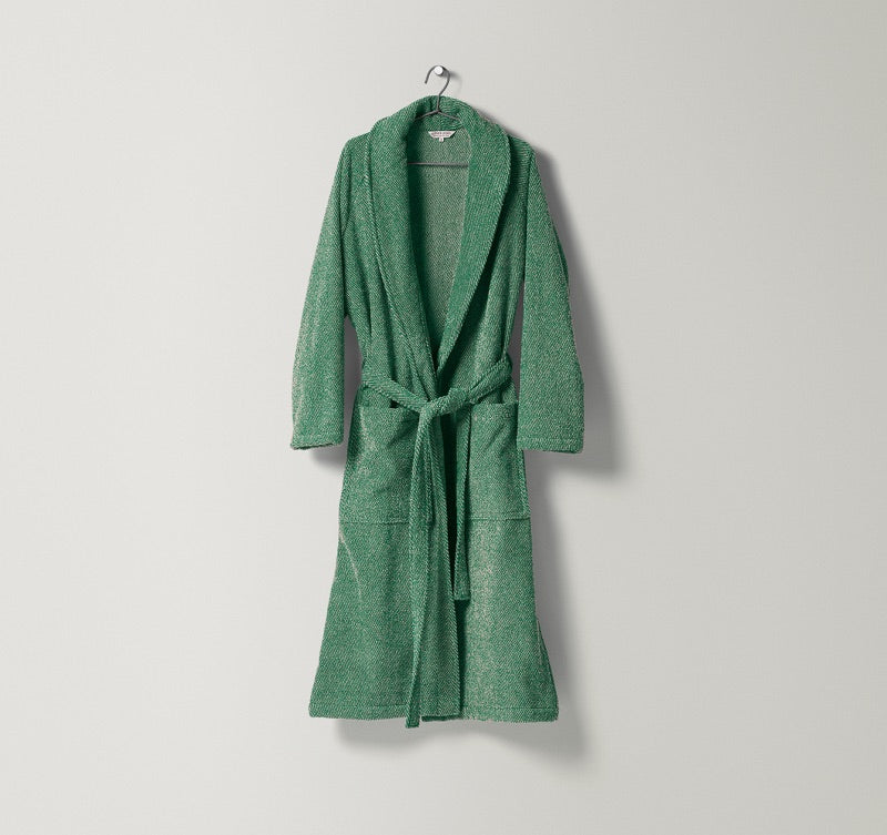 Unisex-Bademantel Uni aus Frottier mit natürlicher Struktur und zweifarbigem Gewebe in warmem Sand und Grün  gefertigt aus Leinen und Baumwolle, erhältlich bei Rivera Interiors.
