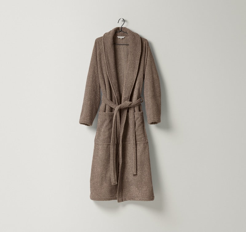 Unisex-Bademantel Uni aus Frottier mit natürlicher Struktur und zweifarbigem Gewebe in warmem Sand und Hellbraun  gefertigt aus Leinen und Baumwolle, erhältlich bei Rivera Interiors.
