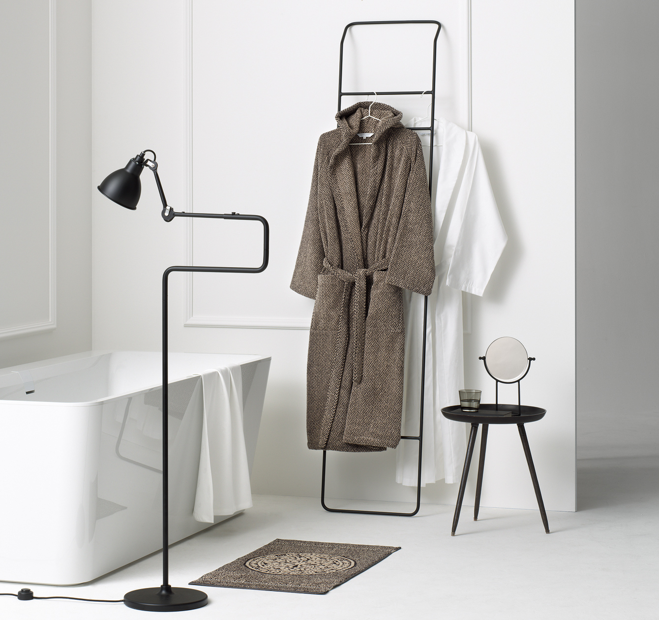 Bademantel Inverness aus Frottier mit edlem Fischgrät-Muster in Naturtönen, gefertigt aus Leinen und feiner Baumwolle,ein zeitloser Klassiker von Leitner Leinen bei Rivera Interiors.

