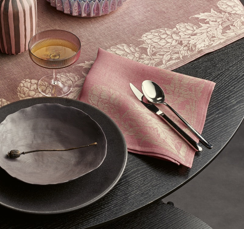 Serviette Tosca aus 100 % Leinen in Rostrot mit mediterraner Jacquard-Bordüre und Artischockenmotiv.Rivera Interiors.ch