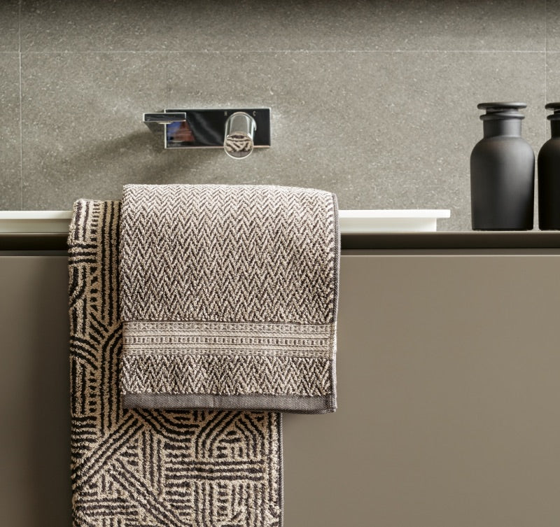Frottiertuch Confusion begeistert mit seinem grafischen Muster  in beige und anthrazit aus Leinen und Baumwolle von Leitner Leinen, erhältlich bei Rivera Interiors