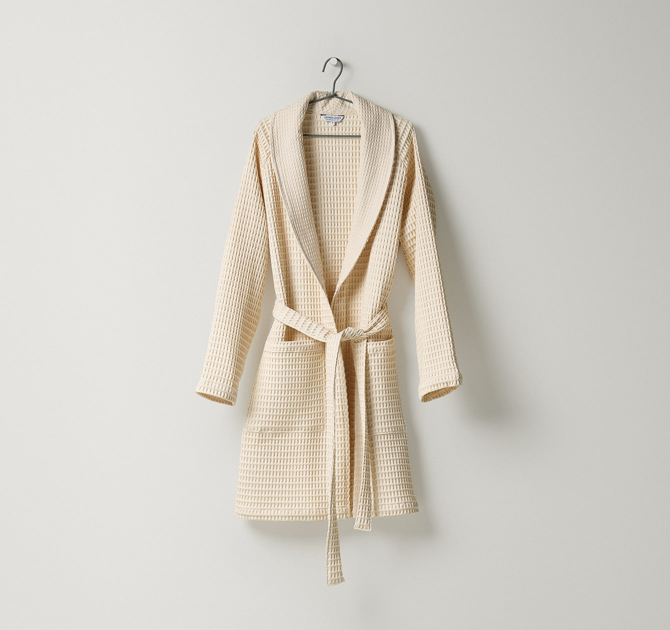 Unisex-Bademantel aus Baumwoll-Piqué mit Waffelstruktur in Elfenbein – erhältlich in leichter oder schwerer Qualität, von Leitner Leinen bei Rivera Interiors.

📸 Bildname-Vorschlag: