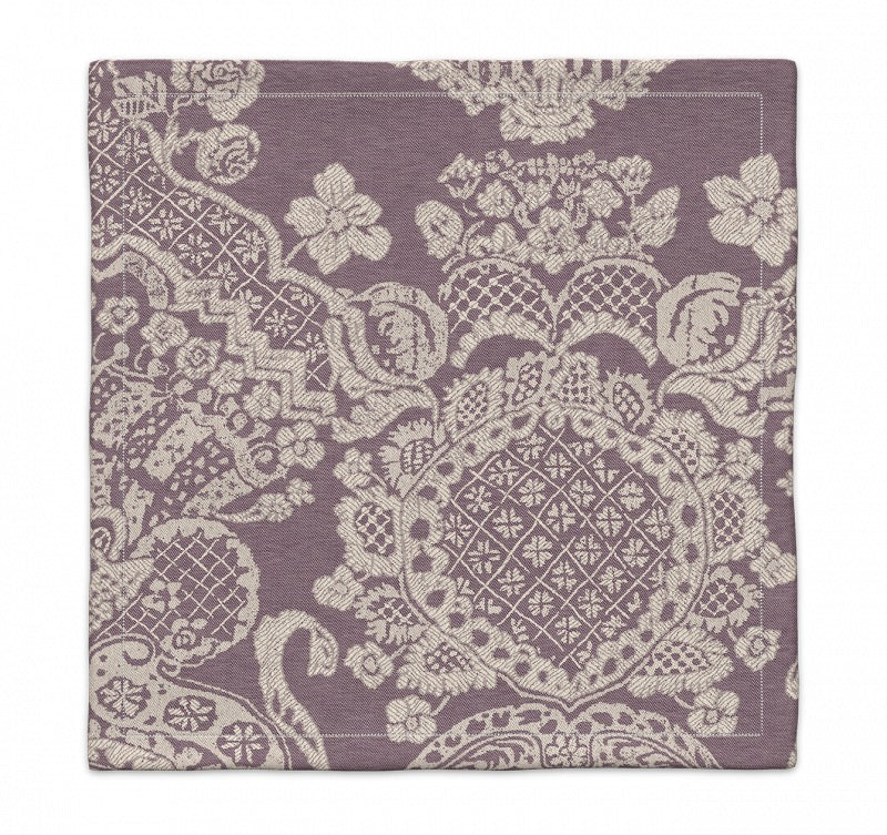 Serviette Imperial aus 100 % Leinen in Altviolett mit kunstvollem Jacquardmuster. Jede Serviette ein Unikat – von Hand aus Stoffbahnen geschnitten.