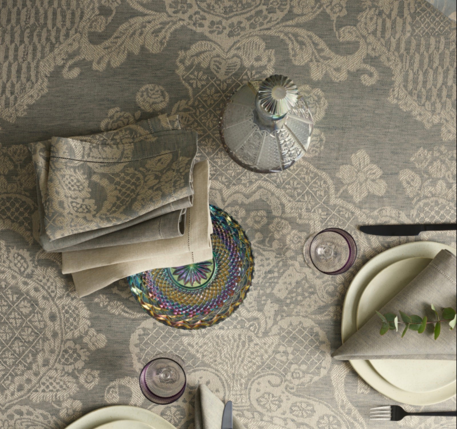 Serviette Imperial aus reinem Leinen in Granitgrau. Detailreiches Jacquardmuster mit barocken Elementen. Handgefertigt aus hochwertigen Stoffen.