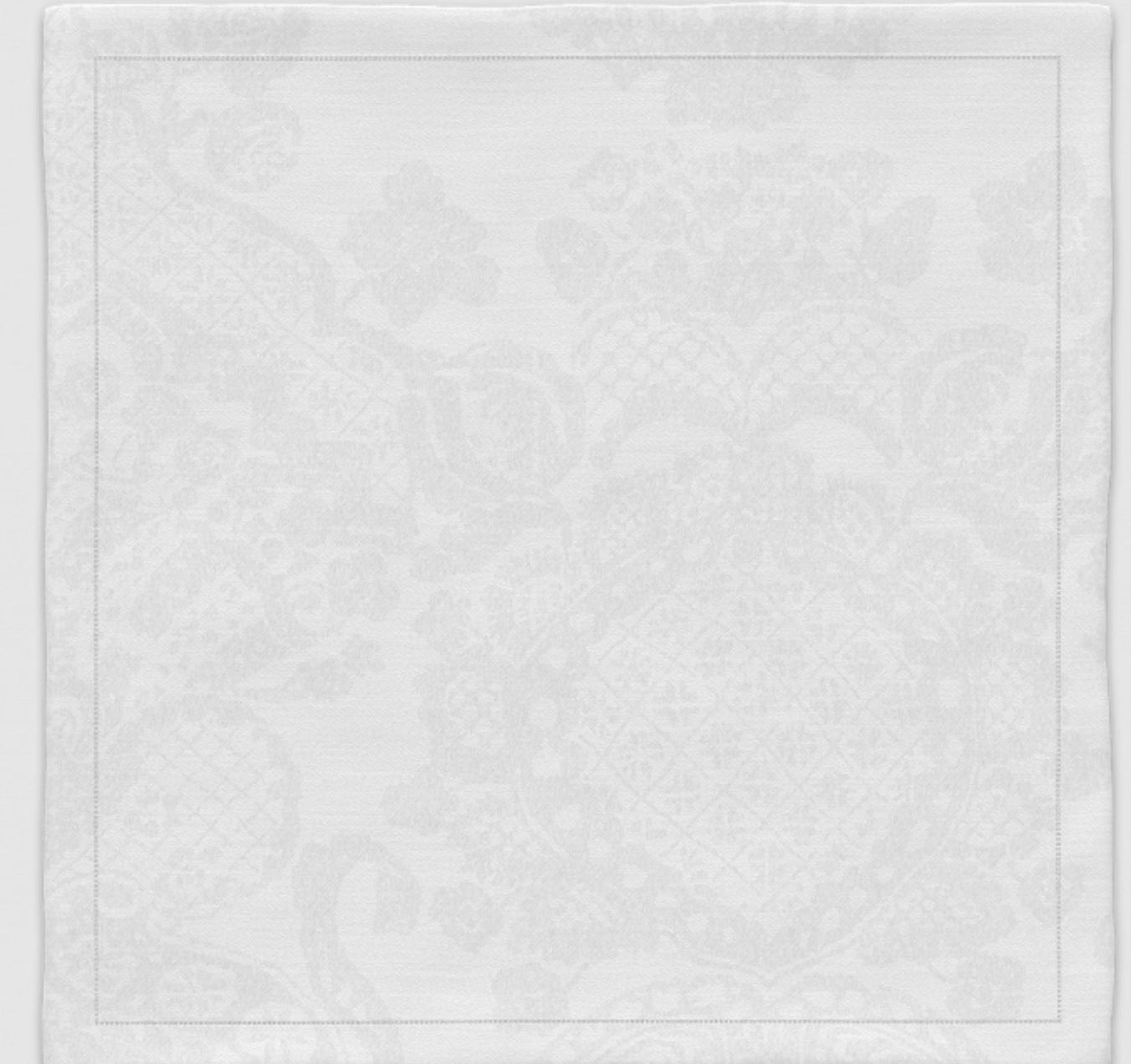 Serviette Imperial aus reinem Leinen in Weiss. Detailreiches Jacquardmuster mit barocken Elementen. Handgefertigt aus hochwertigen Stoffen.