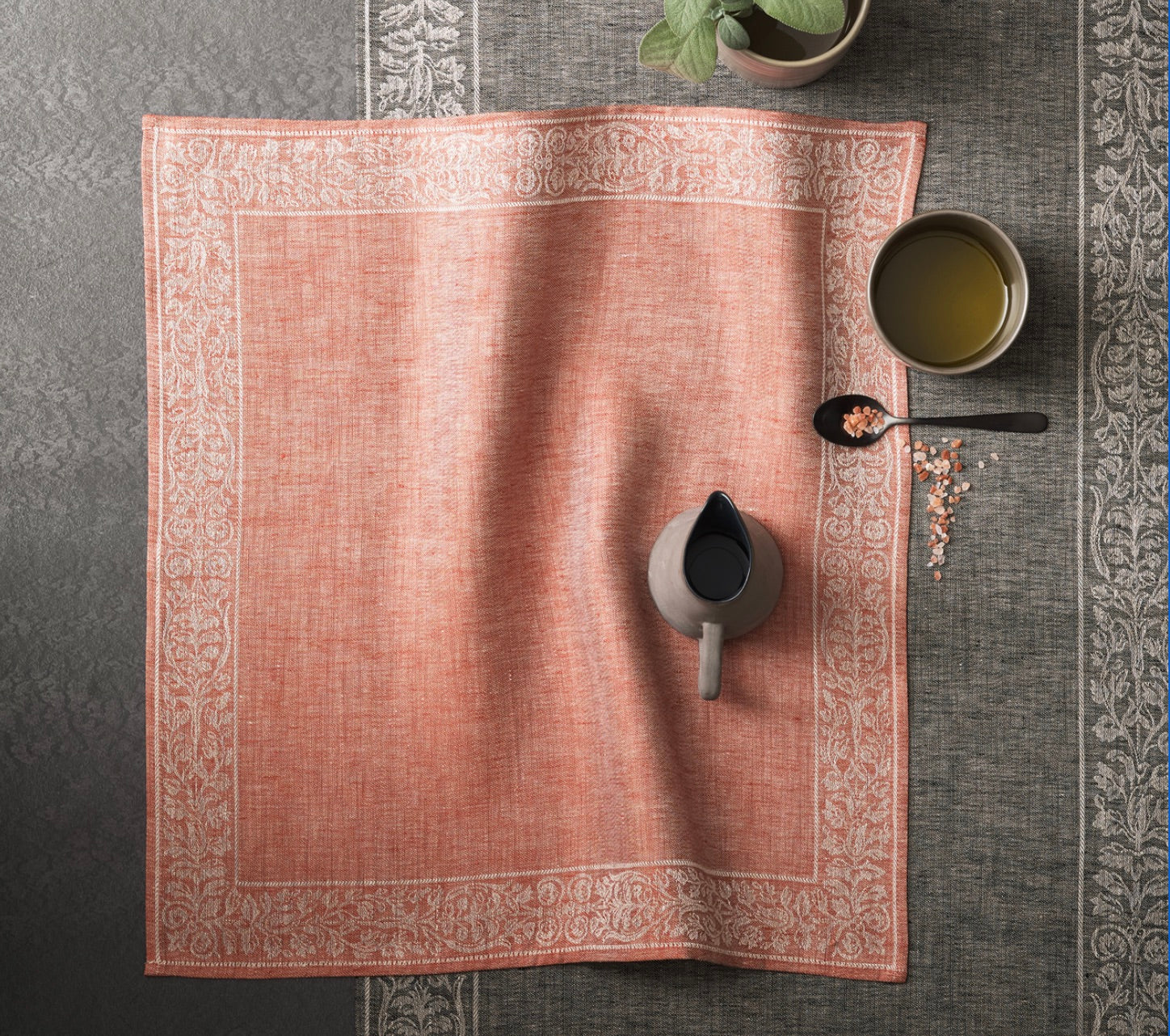 Serviette „Medici“ in acht Farben aus 100 % Leinen mit floraler Rankenbordüre. Elegantes Tafeltextil, auch als Tischläufer und Tischset erhältlich.